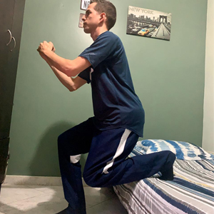 Fotografía de profesor de fisioterapia haciendo ejercicios con una postura correcta