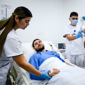 Fotografía de personal de enfermería atendiendo un paciente