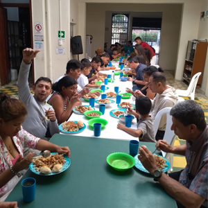 Foto de habitantes en situación de calle disfrutando el almuerzo entregado por el programa lazos