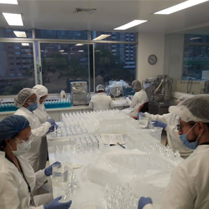 Fotografía de personal del CECIF en el laboratorio preparando geles antibacteriales