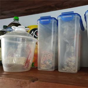 Fotografía de abarrotes dentro de tarros plásticos en la cocina