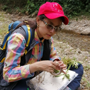 Fotografía de Daihana Arango Vásquez , primer graduada de Ecología de la Universidad CES