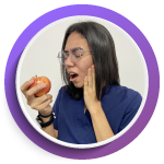 imagen de mujer con dolor en la boca al morder una manzana