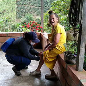 fotografía de un médica tratando una mujer mayor