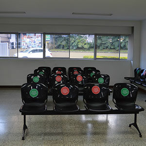 fotografía de la sala de espera de la ips ces sabaneta respetando el protocolo de seguridad