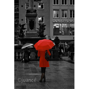fotografía de una mujer de rojo con una sombrilla resaltando entre el público