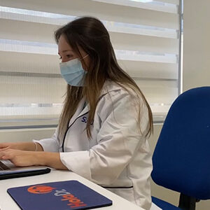 fotografía de una doctora en un escritorio