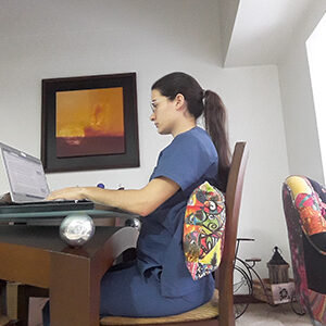médica usando un computador portátil