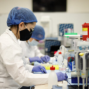 foto de una mujer manipulando instrumentos de laboratorio