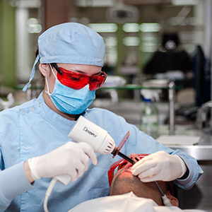 Fotografía de una odontóloga tratando un paciente