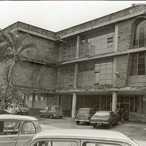 fotografía en blanco y negro de un edificio antiguo