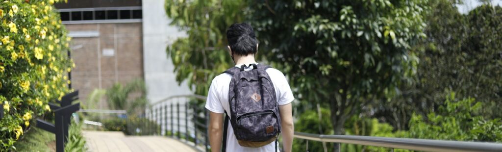 imagen de una persona caminando con una mochila en la espalda