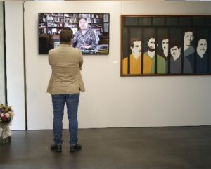 imagen de un hombre dando la espalda mirando unas pinturas