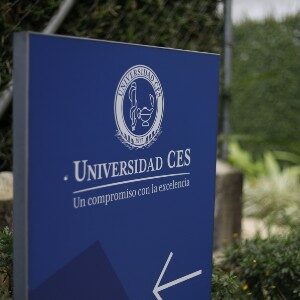 imagen de una baya pequeña con el logo de la universidad ces en fondo azul